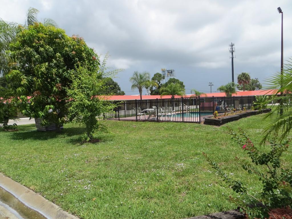 Travelers Inn Okeechobee Buitenkant foto